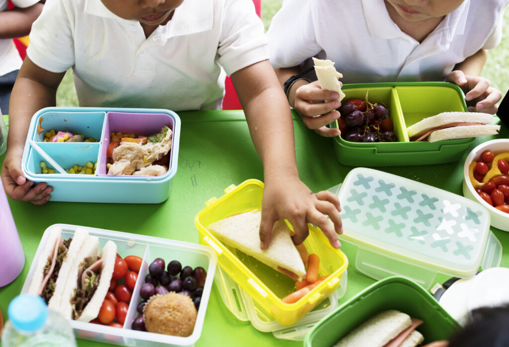 Kids-eating-school-lunch