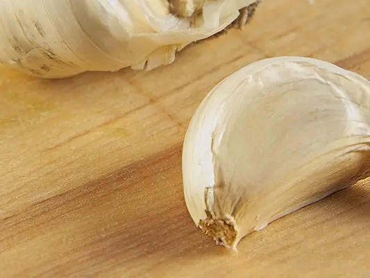 018-Garlic-on-Cutting-Board-Web