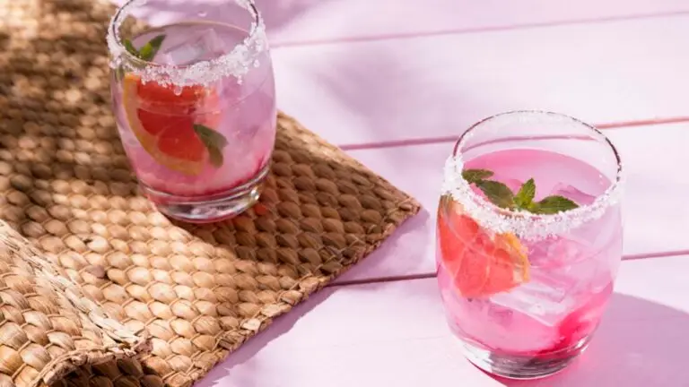glasses-with-cold-strawberry-mint